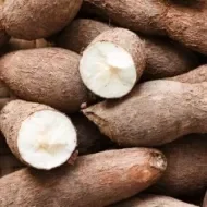 camote, un tubérculo impopular, pero delicioso. Montón de camotes apilados con dos de ellos cortados a la mitad.