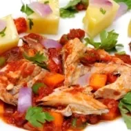 Oreja de cerdo guisado. Plato de oreja de cerdo guisado con perejil, zanahoria y quesos.