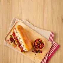 Hot dog con pico de gallo de mango