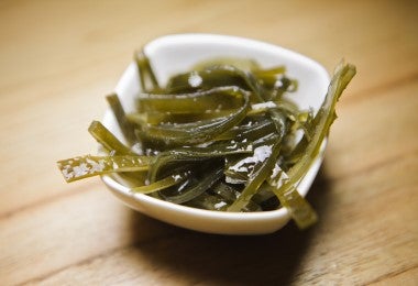 Pequeña porción de alga kombu, fundamental en el dashi.