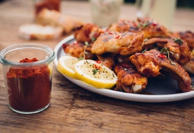 Alitas de pollo, platillo que puede balancearse con unos ricos bastones de apio.