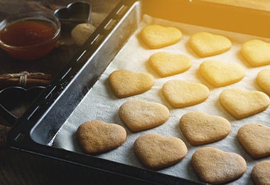 Bandeja para hornear con galletas en forma de corazón