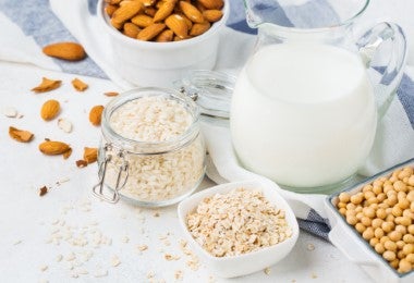 Jarra de bebida de almendras con arlequines de almendras, avena y maní.