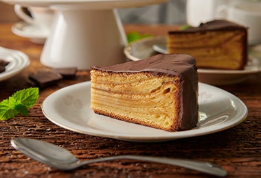 Una porción de pastel de chocolate preparado con una base de bizcocho genovés.