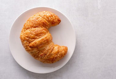 Croissant sobre plato, una preparación muy similar a las empanadas de hojaldre