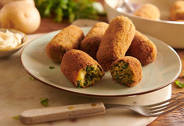 Croquetas de espinacas y queso empanizadas con pan molido