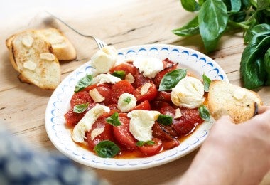 Ensalada caprese con pan, otra deliciosa forma de complementar tu jugo de zanahoria con limón.