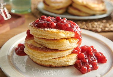 Hot cakes con salsa de grosellas rojas