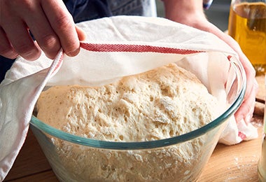 Masa de pizza inflada, lista para ser amasada y cocinada para celebrar su Día Mundial