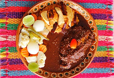 Mole poblano con pollo, condimentando con cardamomo