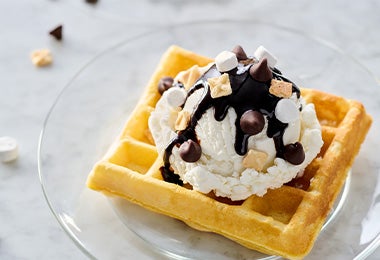 Postre de waffle con helado y chocolate