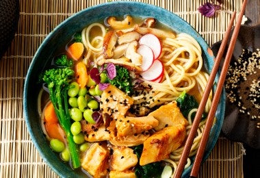 Plato de ramen de cerdo con palillos.