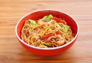 Bowl de sopa soba con dashi.