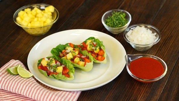 Tacos de lechuga con pescado al pastor