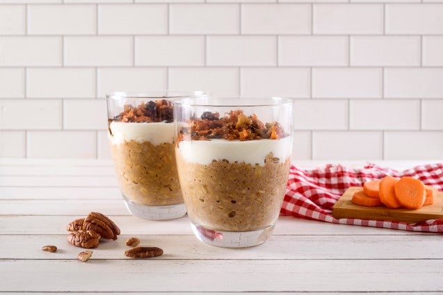 CARROT CAKE OVERNIGHT OATS preparado con Alimento a Base de Avena CARNATION® CLAVEL®.