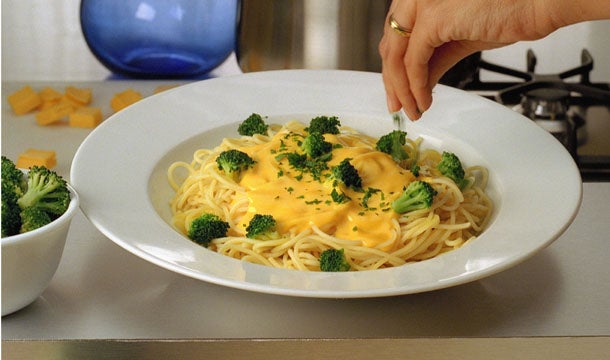 Spaghetti en salsa de queso con brócoli | Recetas Nestlé