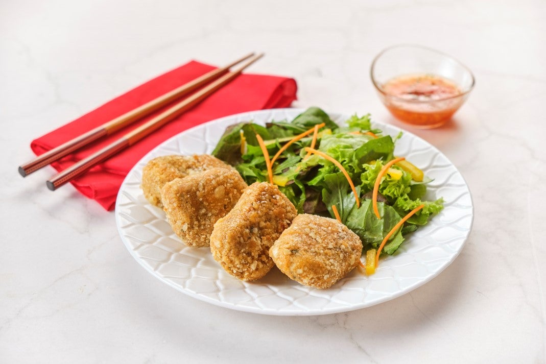 Pan bao con nuggets veganos, verduras y sriracha