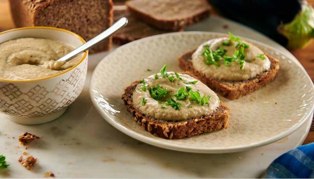 Puré de berenjena esparcido en pan tajado