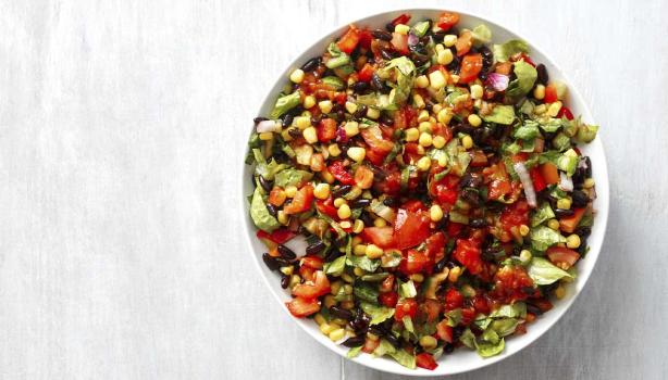 Una ensalada cremosa con maíz, tomate y aguacate en toma cenital