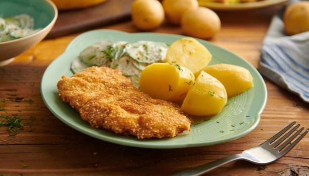 Plato con receta de milanesa empanada con pan molido