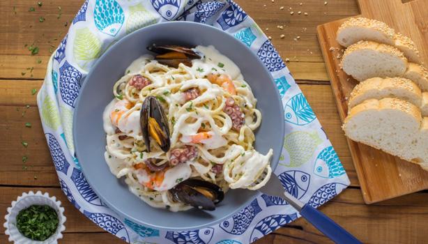 Pasta marinera con calamares y mejillones