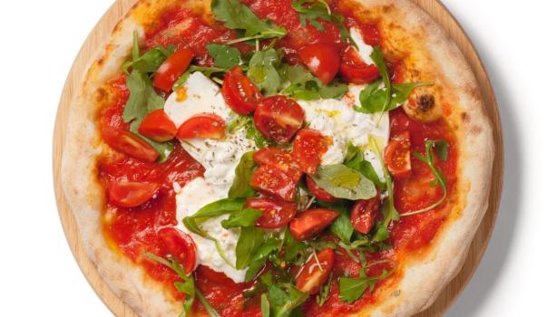 Pizza con burrata, pasta de tomate y rúgula.