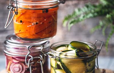 Envases con verduras alimentos fermentados Envases con verduras alimentos fermentados