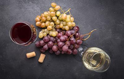 Variedad de uvas con copas de vino Variedad de uvas con copas de vino