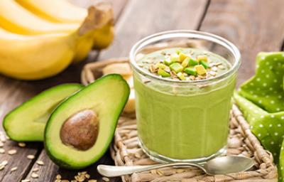 Aguacate partido a la mitad con un batido de cereal y verduras para desintoxicar el cuerpo. Aguacate partido a la mitad con un batido de cereal y verduras para desintoxicar el cuerpo.
