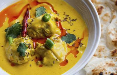 Receta con curry típica de la India llamada kadhi pakora Receta con curry típica de la India llamada kadhi pakora