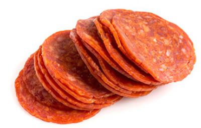 Salami o pepperoni en rodajas, uno de los embutidos más famosos en el mundo Salami o pepperoni en rodajas, uno de los embutidos más famosos en el mundo