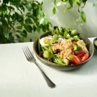 Ensalada balanceada para cenar estilo nicoise con ingredientes frescos Ensalada balanceada para cenar estilo nicoise con huevo, tomate y atún