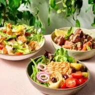 Variedad de ensaladas frescas con la clásica Ensalada Nicoise Tres ensaladas frescas con la clásica Ensalada Nicoise, servidas en bowls
