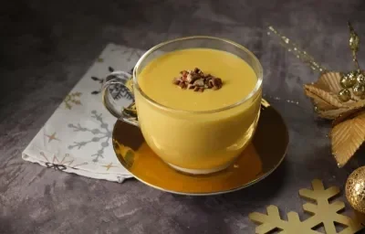 ATOLE de ROMPOPE con NUEZ preparada con Alimento en Polvo CARNATION® CLAVEL®