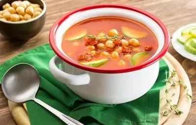 SOPA DE GARBANZO, CALABACITAS Y CHORIZO