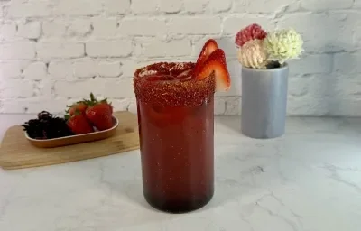 Agua de Jamaica con Fresa