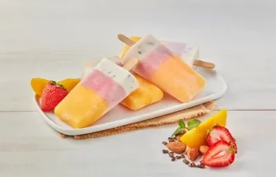 Paletas de durazno, fresas, y nibs de cacao