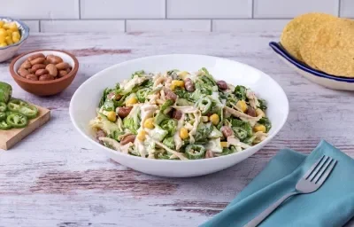 Ensalada de Pollo con Elote, Lechuga y Frijol