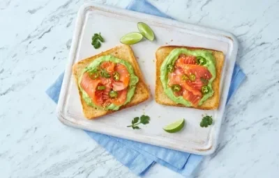 TOSTADAS de GUACAMOLE con SALMÓN preparadas con Media Crema NESTLÉ®.