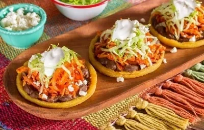 sopes de tinga de pollo con chile morita