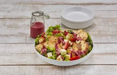 Ensalada con aderezo de frutos rojos