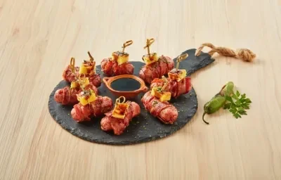 Salchichas con tocino y piña