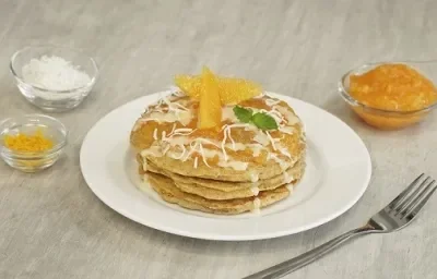 Hot cakes con naranja y coco