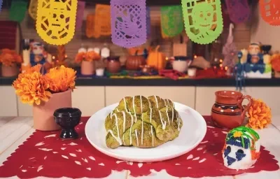 PAN de MUERTO con MATCHA preparado con Leche Evaporada CARNATION® CLAVEL®