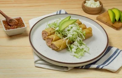 Tacos Dorados de Frijol con Queso