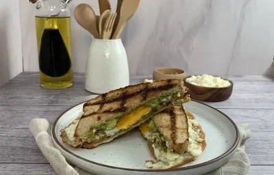 Sándwich de Queso Feta, Huevo y Pesto