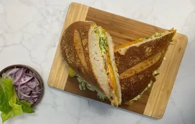 Sándwich de Carnes Frías y Quesos