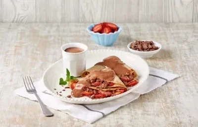 Crepas con fresas y salsa de chocolate