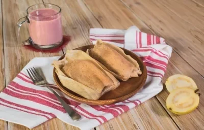 TAMAL de GUAYABA con PILONCILLO preparado con Leche Evaporada CARNATION® CLAVEL®