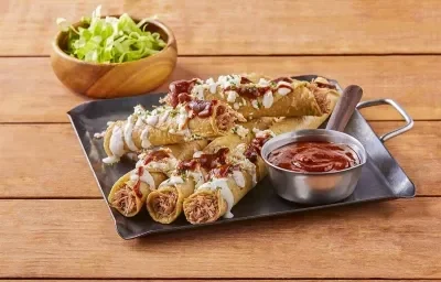 Flautas con salsa borracha